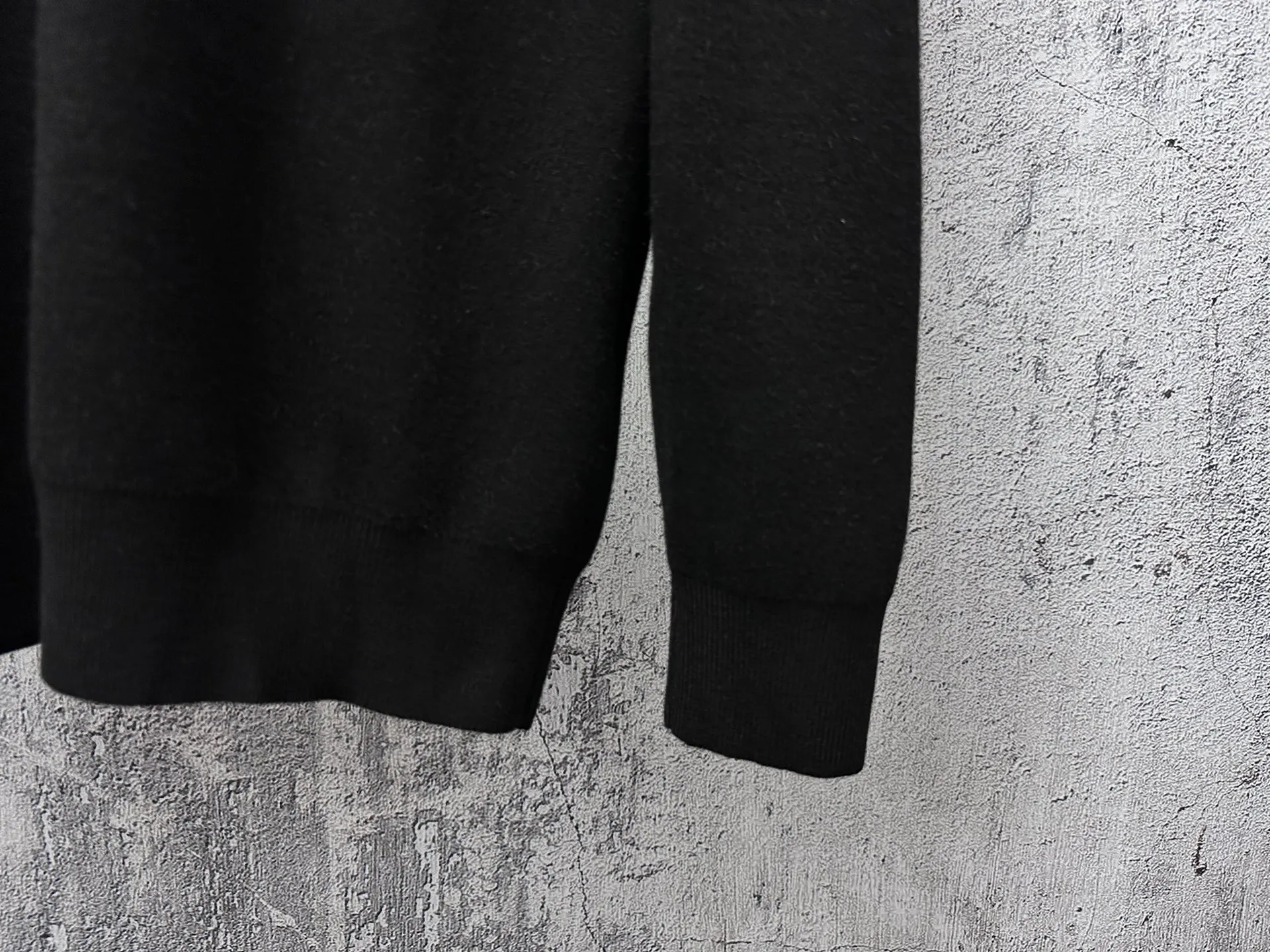 P300 [Chrome Hearts] Chrome Hearts 2025 new autumn and winter knitted fleece sweater is simple and elegant, easy to match and versatile, extremely high-grade, perfectly integrated into fashion and style, a top fashionable style that is perfect for outer wear! The whole thing gives people a natural feeling! The ultimate classic versatile short-sleeved T-shirt, using the latest three-dimensional logo elements to highlight the concave and convex texture! The ultimate heavy work, the ultimate perfection! Size: S-3XL